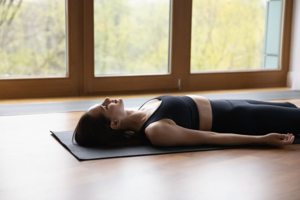 Йога при сколиозе для начинающих: упражнения, польза, противопоказания