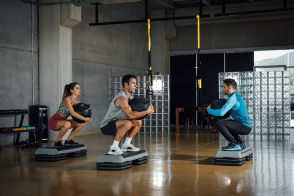 Зачем выполнять приседания со степ-платформой: польза, техника выполнения